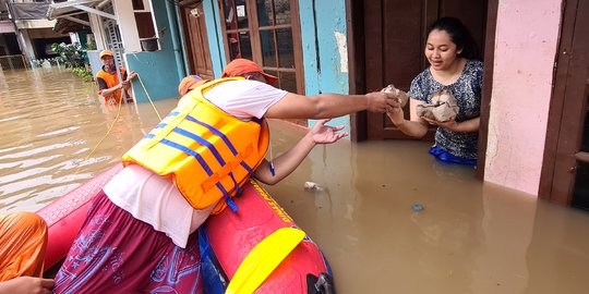 Petugas Evakuasi Warga Terdampak Banjir di Jaktim, Terbanyak di Cipinang Melayu
