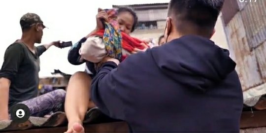 Naik Perahu, Ini Potret Baim Wong Ikut Evakuasi Bayi yang Baru Lahir di Tengah Banjir