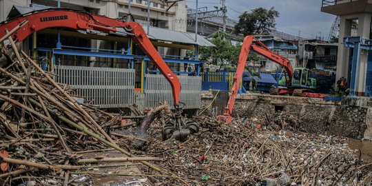 Dua Hari Hujan Deras, Pemprov DKI Angkut 338 Meter Kubik Sampah Sungai Ciliwung