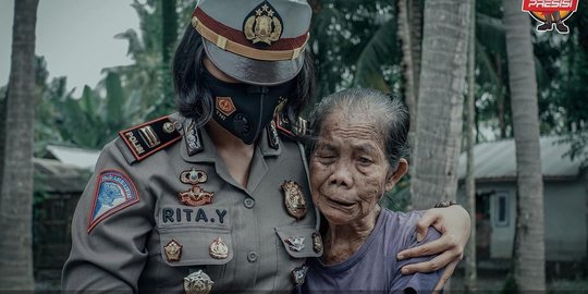 Potret Haru Kasat Lantas Iptu Rita Yuliana Dekap Erat Nenek Tertimpa Musibah