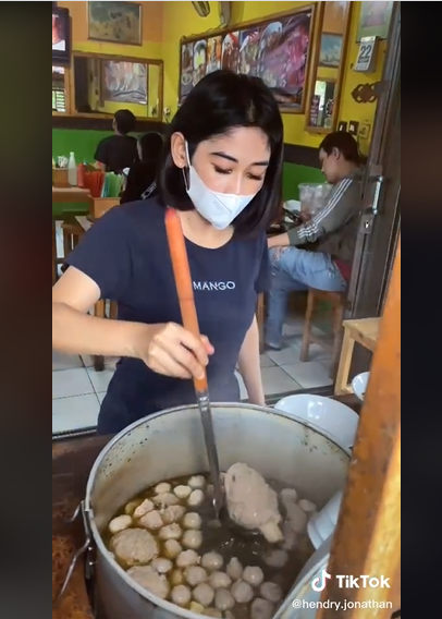 nur fitriyani penjual bakso super cantik