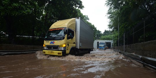 Banjir di Tol Jakarta-Tangerang, Petugas Tutup Jalur Simpang Susun Bitung