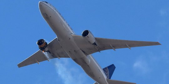 Ngeri, Maskapai United Airlines Terbang dengan Mesin Terbakar