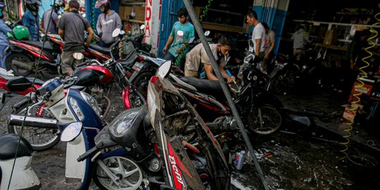 Saat Bengkel Sepeda Motor Kebanjiran Pelanggan Korban Banjir