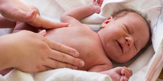 5 Cara Memutihkan Kulit Bayi Secara Alami, Aman dan Mudah Dilakukan