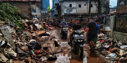 Tumpukan Sampah Sisa Banjir di Kebalen