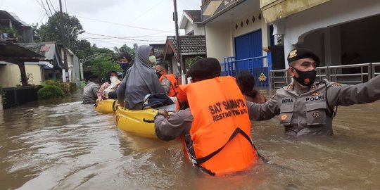 2.576 Polisi Terjun ke Lokasi Banjir Jakarta dan Bekasi