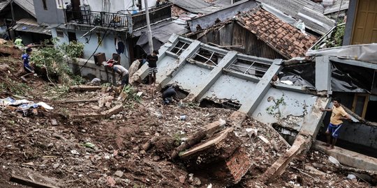 Tanah Longsor Timpa Permukiman di Kemang