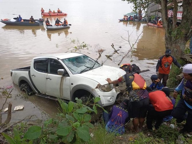 mobil terjun di sungai mahakam