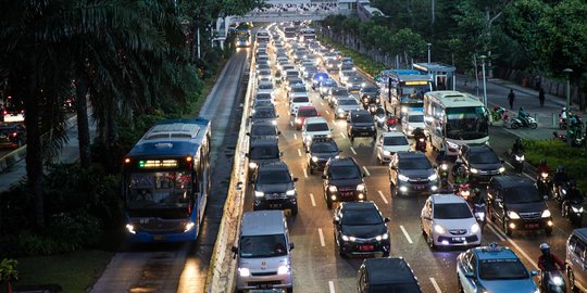 Pembebasan Pajak Mobil Baru Buat Kemacetan Makin Padat dan Polusi Semakin Pekat