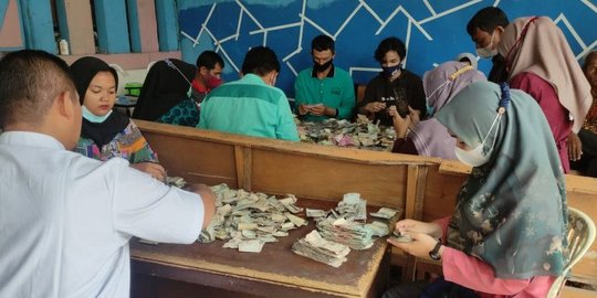 Kakek Difabel di Payakumbuh Bawa Uang Rp82 Juta dalam Karung, Butuh 2 Hari Menghitung