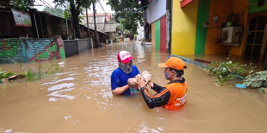 Anies Berkisah Keluarga Bagikan Makanan untuk Korban Banjir 'Dalam Senyap'