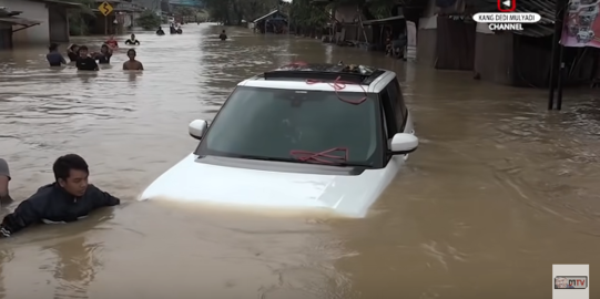 'Tenggelamkan' Mobil Mewahnya di Tengah Banjir, Ini Momen Dedi Mulyadi Dievakuasi TNI