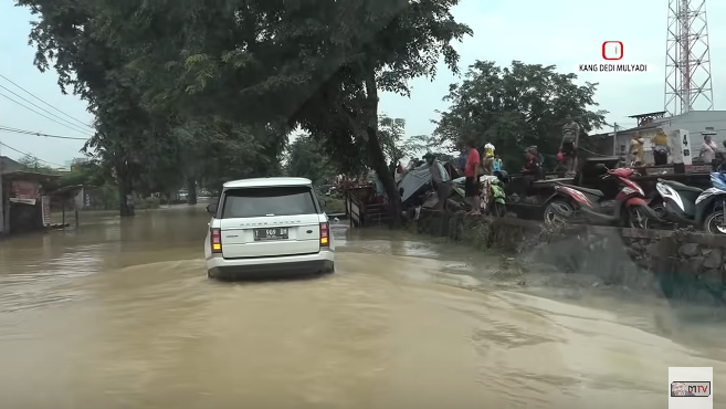 dedi mulyadi mobil mewah amp dievakusi tni di tengah banjir