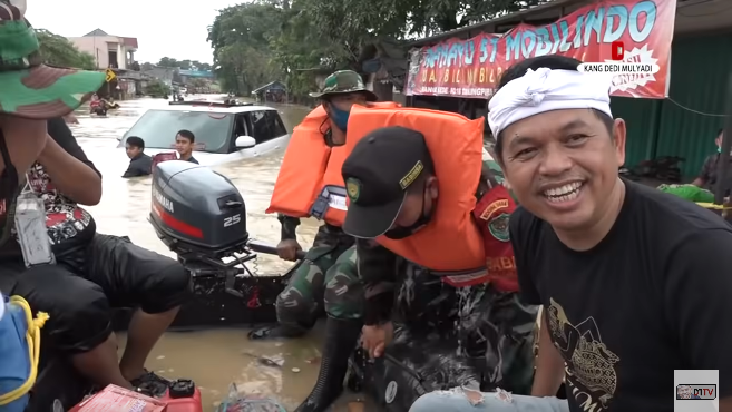 dedi mulyadi mobil mewah amp dievakusi tni di tengah banjir