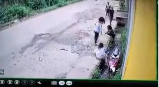 viral abg bonceng tiga masuk ke selokan