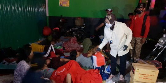 Mensos Risma Tinjau Korban Banjir ke Posko Pengungsian di Kabupaten Bekasi