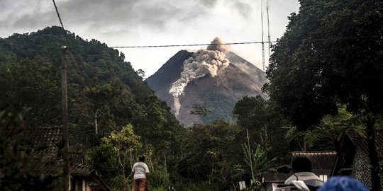 Gunung Merapi Luncurkan Guguran Lava Pijar Sejauh 800 Meter