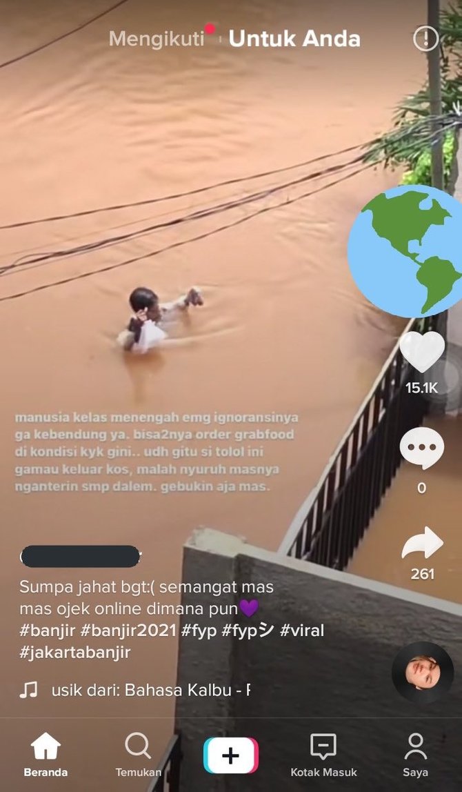 viral driver ojek online terjang banjir
