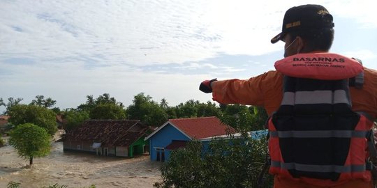 Basarnas Evakuasi 30 Warga Bekasi Terjebak Banjir Akibat Tanggul Sungai Jebol