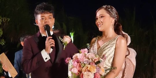 5 Potret Pernikahan Reza Arap dan Wendy Walters, Digelar Meriah di Bali
