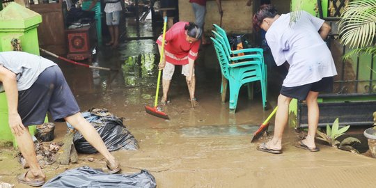 Warga Ciledug Indah Bersihkan Lumpur dan Sampah Sisa Banjir