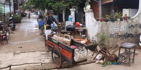 Berkah Pengumpul Barang Rongsok di Tengah Banjir Surut