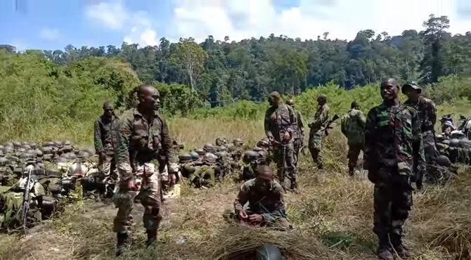 di tengah latihan perang aksi kocak prajurit asal papua bikin satu pasukan tertawa