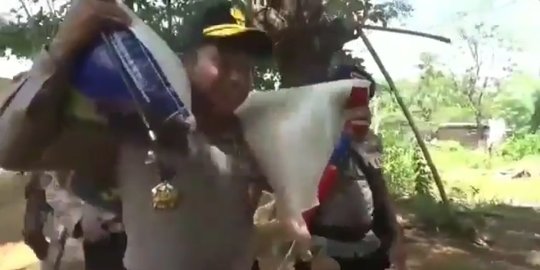 Jarang Terjadi, Jenderal Polisi Ini Gotong Berkarung Beras Lalu Diberi Warga Miskin