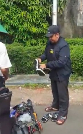 ustaz yusuf mansur beli sandal pinggir jalan cara nawarnya jadi perhatian