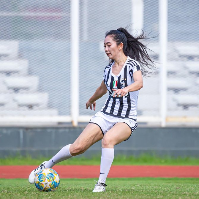 potret si cantik fithri syamsu main bola