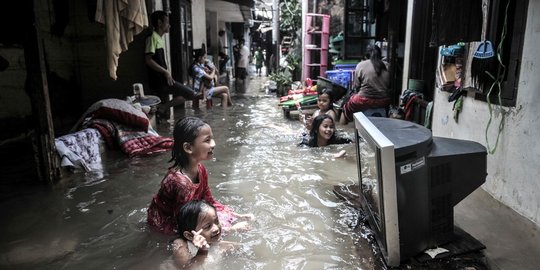 Atribut FPI di Tengah Banjir Jakarta