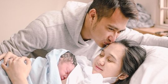 Istri Eza Gionino Melahirkan Anak Kedua, Ini Potret Bayinya yang Lucu & Menggemaskan