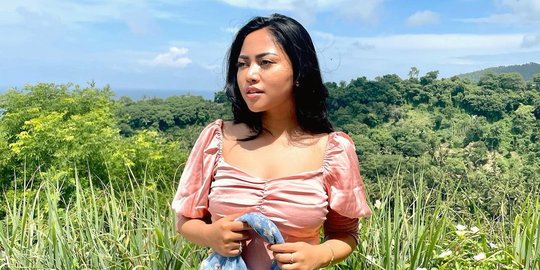 Tuai Pujian Warganet, Intip 5 Potret Gaya Rachel Vennya saat Liburan di Lombok