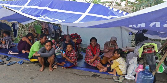 Korban Banjir Pebayuran Bekasi Bertahan di Tenda Seadanya