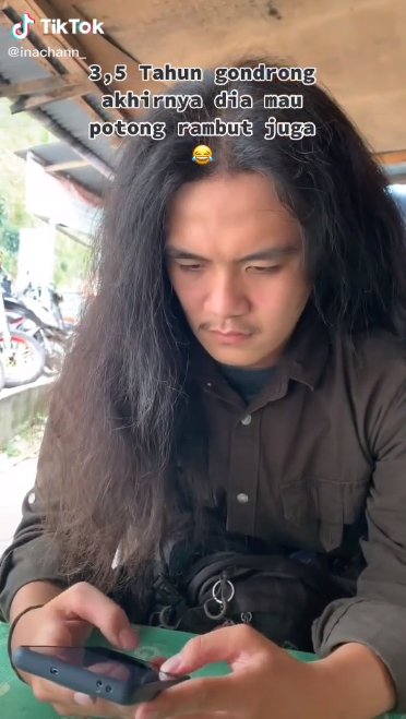 cowok gondrong jadi begini usai potong rambut