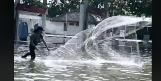 Viral, Aksi Orang Jala Ikan di Tengah Banjir Ini Curi Perhatian
