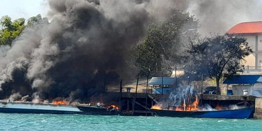 2 Kapal Hasil Tangkapan Bea Cukai di Dermaga Batam Terbakar
