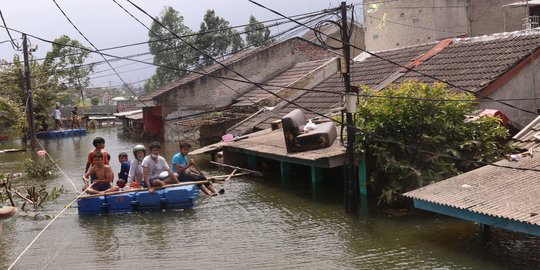 Sudah 4 Hari Banjir 2,5 Meter Rendam Permukiman di Tangerang