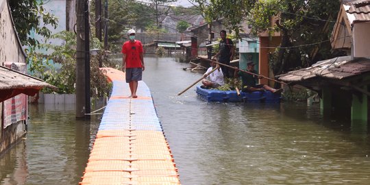 Jembatan Apung Jadi Andalan di Tengah Banjir Tangerang