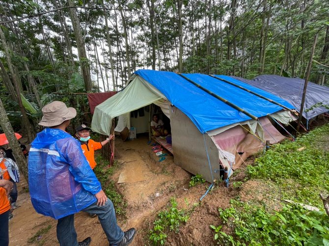 dirut pos indonesia sambangi korban longsor di purwakarta