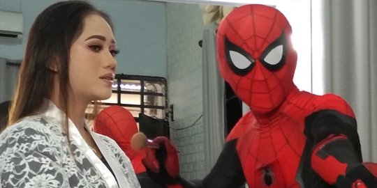 Kisah Perias Pengantin di Makassar Berkostum Spiderman Hindari Penularan Covid-19