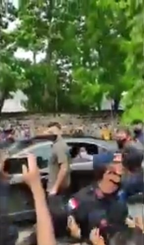 video warga serbu mobil presiden