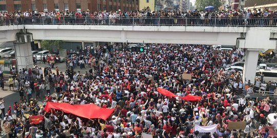 demi kebebasan mereka turun ke jalan meski kematian sudah di depan mata