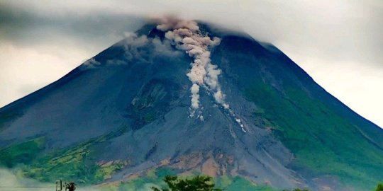 Gunung Merapi Luncurkan Awan Panas dan Lava Pijar ke Arah Barat Daya