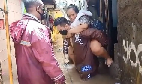 aksi kapolsek cilandak gendong emak emak korban banjir