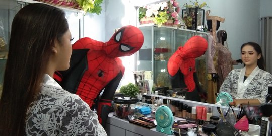 Ketika Spiderman Jadi Penata Rias di Makassar