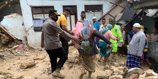 Bangunan Ponpes Tertimpa Tanah Longsor, 5 Santriwati Tewas dan 1 Luka Berat