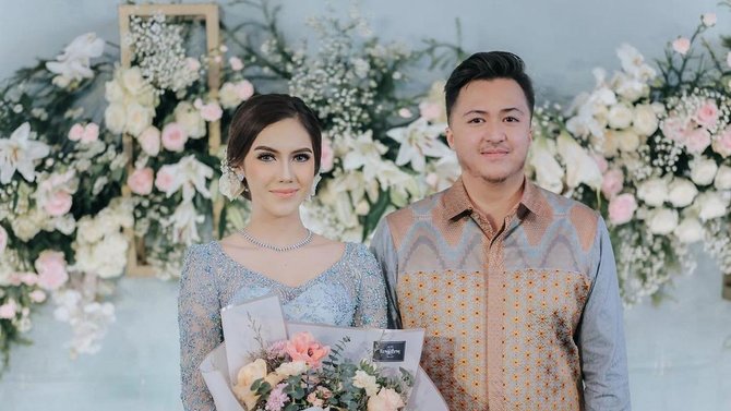 pamer cincin ini 4 potret pertunangan syahra larez mantan kekasih rizky billar