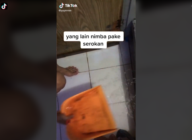 viral kuras genangan air banjir dengan ide kreatif